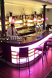 Die geschwungene Bar des "Green Leaf" (Foto: Ingrid Grossmann)